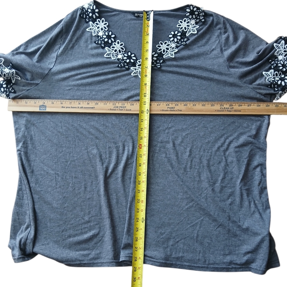 BloomChic Women's Size 26 Charcoal Floral Lace Women's Top - Picture 4 of 5